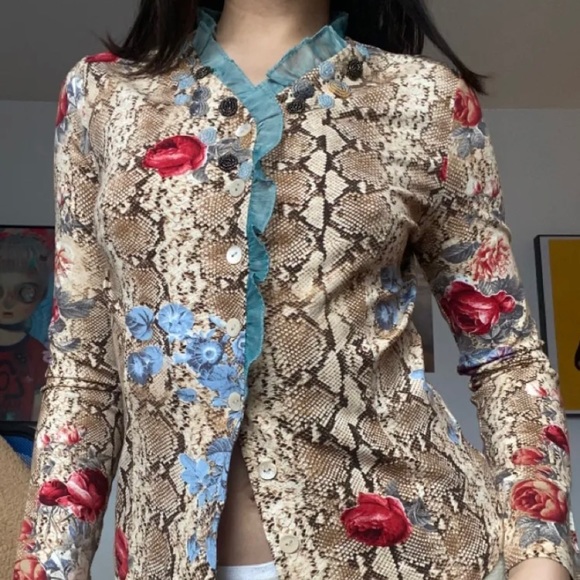 Unique Elena Creature blouse - Picture 2 of 7